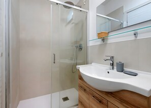 Shower, towels - Apartment 'Solarolo Eleonora' with Balcony and Wi-Fi (Solarolo)