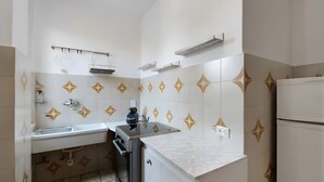 A compact kitchen with a sink, stove, and refrigerator. - Apartment 'Solarolo Cristina' with Lake View, Wi-Fi and Air Conditioning (Solarolo)