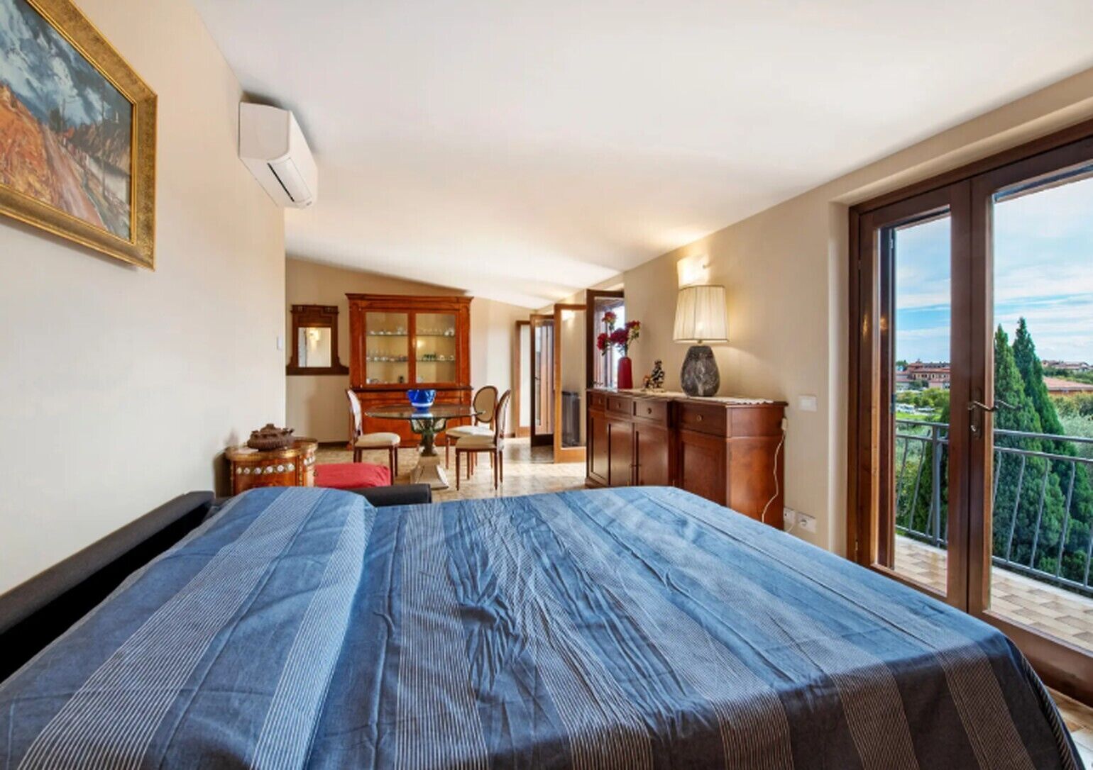 Een strijkplank/strijkijzer, wifi, beddengoed