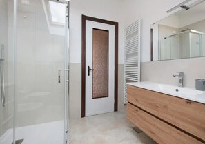 Douche, sèche-cheveux, serviettes fournies