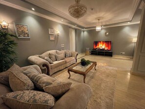 Smart TV - 3-bedroom apartment in fantastic Cairo Governorate with AC (Cairo Governorate)