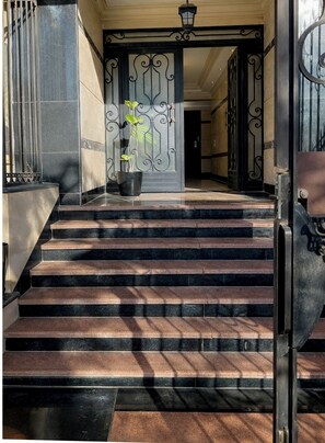 Exterior detail - 3-bedroom apartment in fantastic Cairo Governorate with AC (Cairo Governorate)