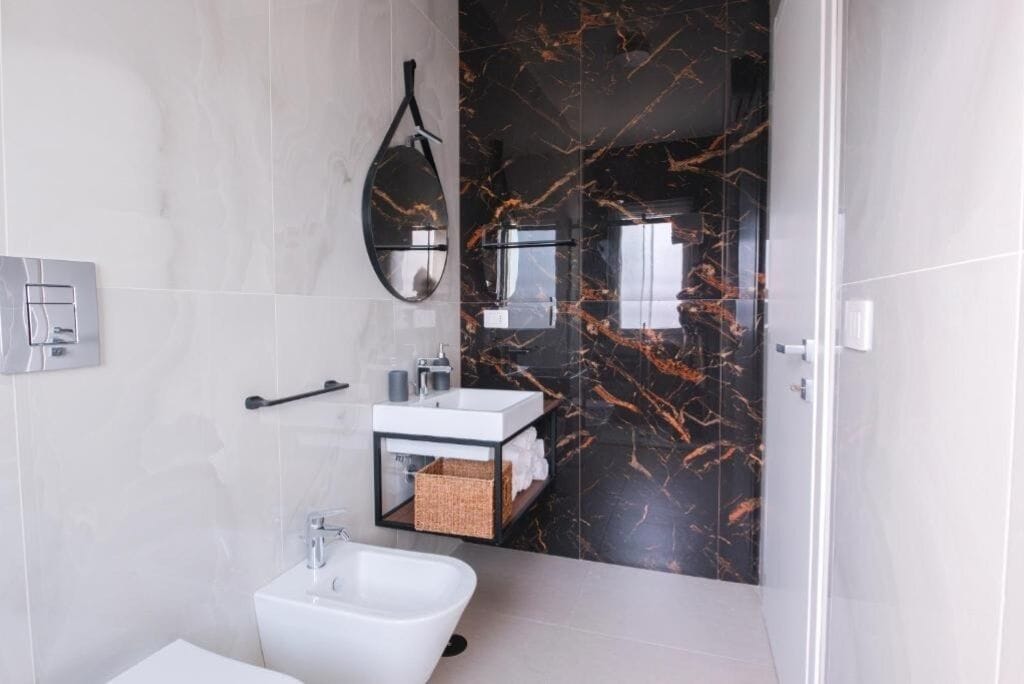 Dutxa, assecador de cabells, bidet i tovalloles 