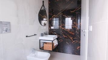 Dutxa, assecador de cabells, bidet i tovalloles