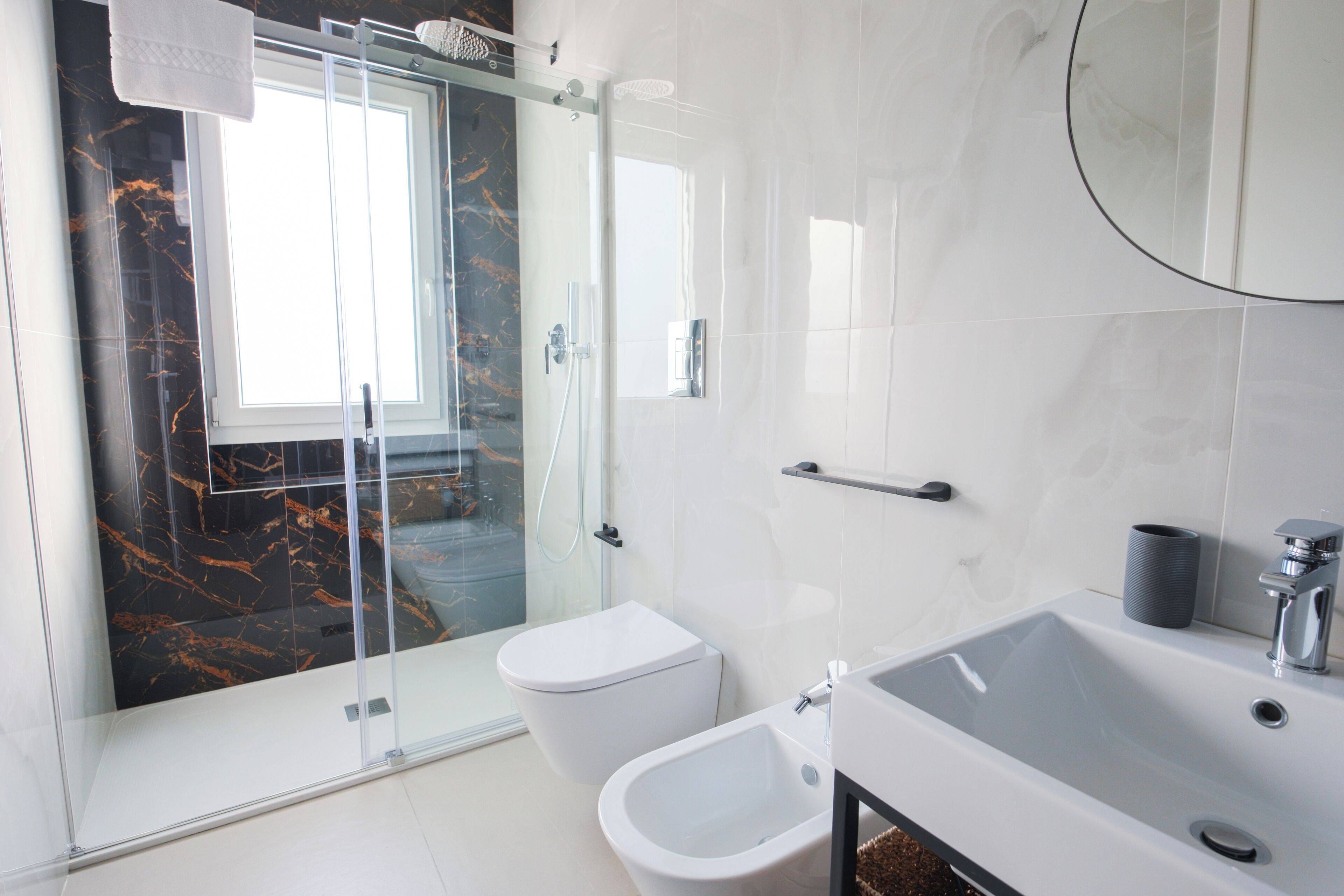 Bruser, hårtørrer, bidet, håndklæder
