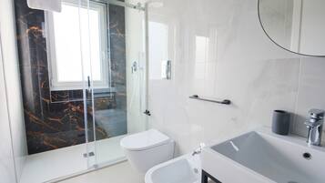 Bruser, hårtørrer, bidet, håndklæder