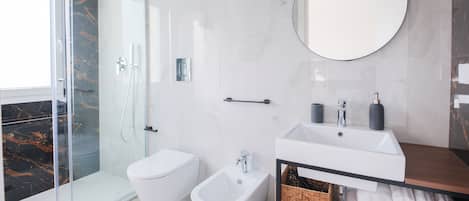 Ducha, secador de pelo, bidé y toallas