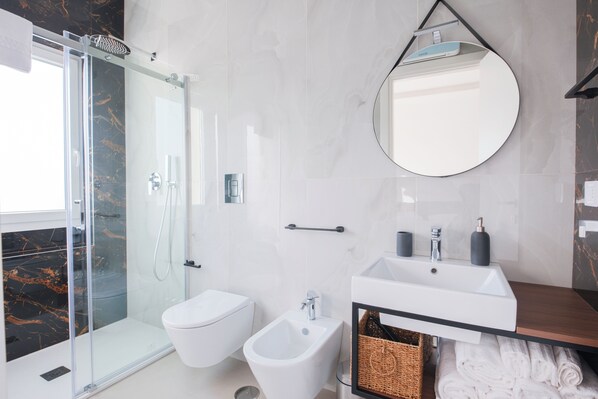 Regadera, secadora de cabello, bidet, toallas 