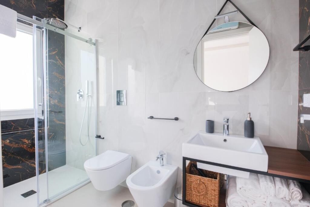 Dusche, Haartrockner, Bidet, Handtücher