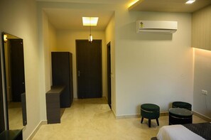 Desk, laptop workspace, free WiFi - The carnation mound (Rishikesh)