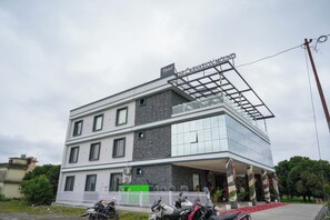 Exterior - The carnation mound (Rishikesh)