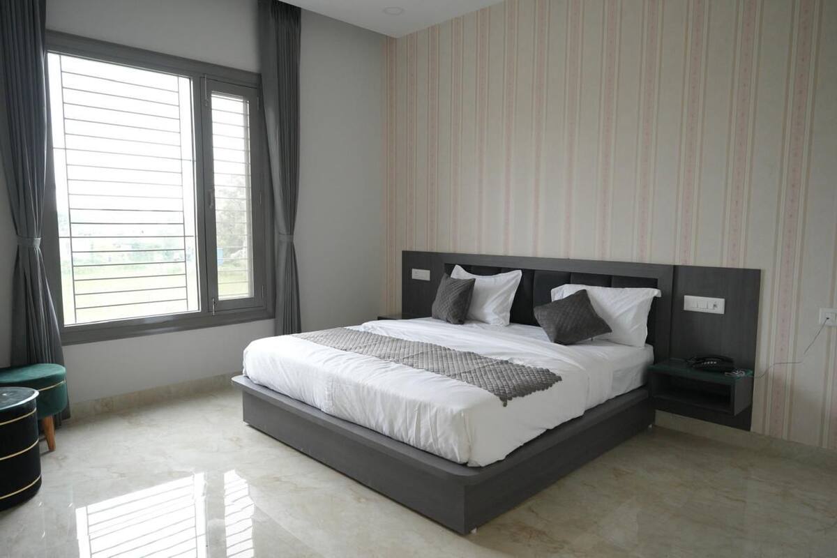 Deluxe Room, City View | Peralatan tempat tidur premium, busa memori, meja