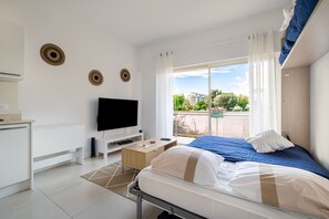 WiFi, bed sheets - Apartment “Parc Vespins Studio Pi27” with Shared Pool, Wi-Fi and Air Conditioning (Cagnes-sur-Mer)