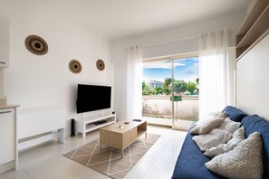 TV - Apartment “Parc Vespins Studio Pi27” with Shared Pool, Wi-Fi and Air Conditioning (Cagnes-sur-Mer)