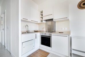 Fridge, microwave, oven, stovetop - Apartment “Parc Vespins Studio Pi27” with Shared Pool, Wi-Fi and Air Conditioning (Cagnes-sur-Mer)