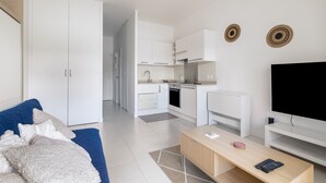 Un apartamento moderno con sala de estar, cocina y comedor.