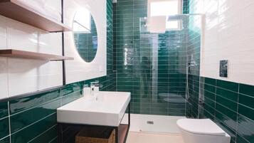 Dutxa, assecador de cabells, bidet i tovalloles