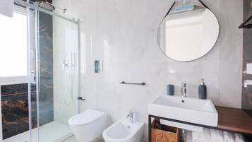 淋浴設備、風筒、坐浴桶、提供毛巾