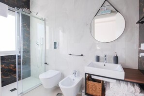 Douche, sèche-cheveux, bidet, serviettes fournies