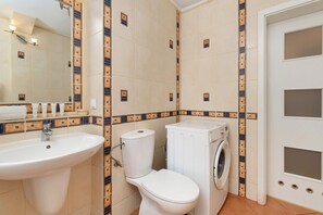Dusche, Haartrockner, Handtücher, Shampoo