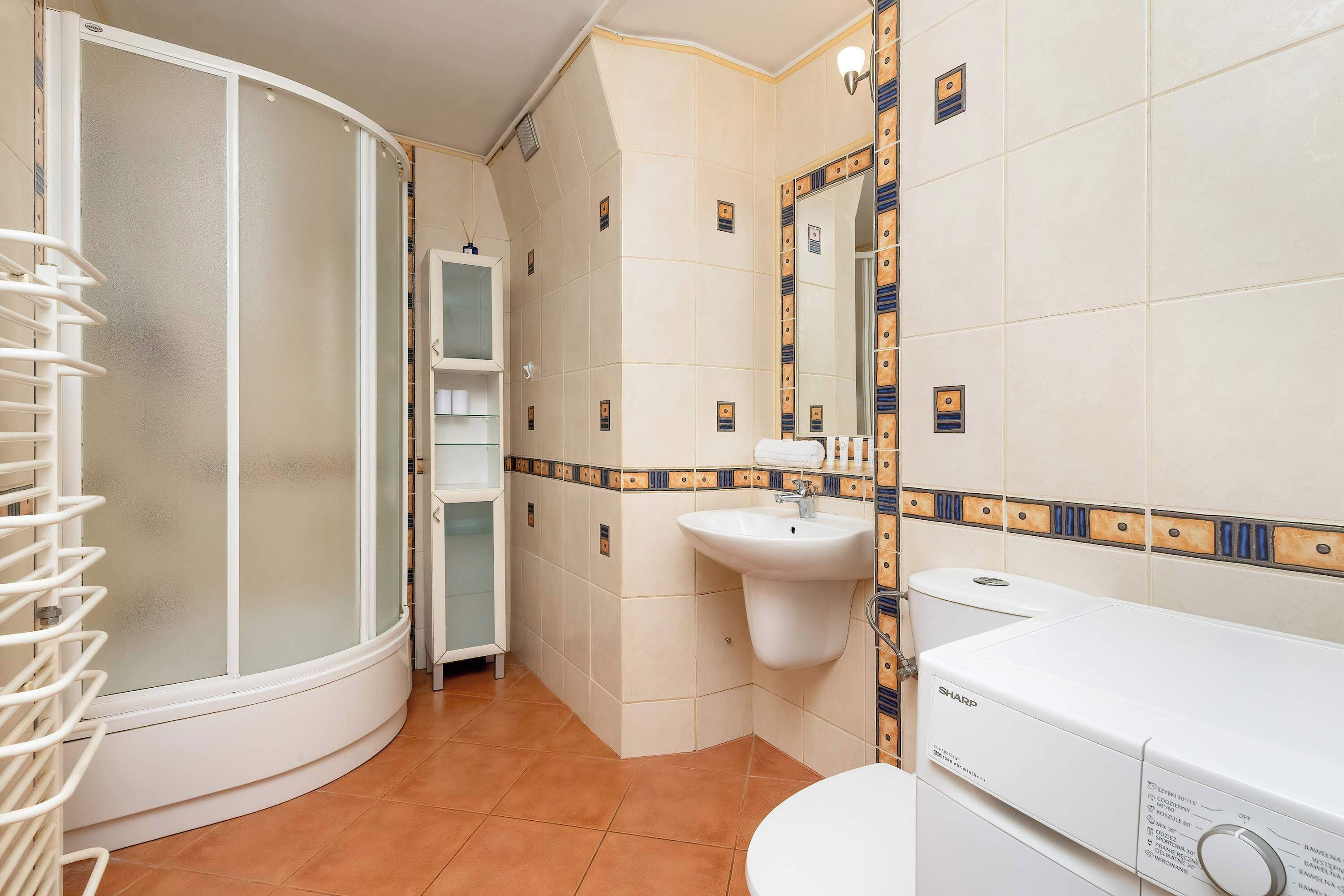 Shower, hair dryer, towels, shampoo
