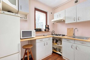 Kylskåp, mikrovågsugn, spishäll och kaffe- och tebryggare
