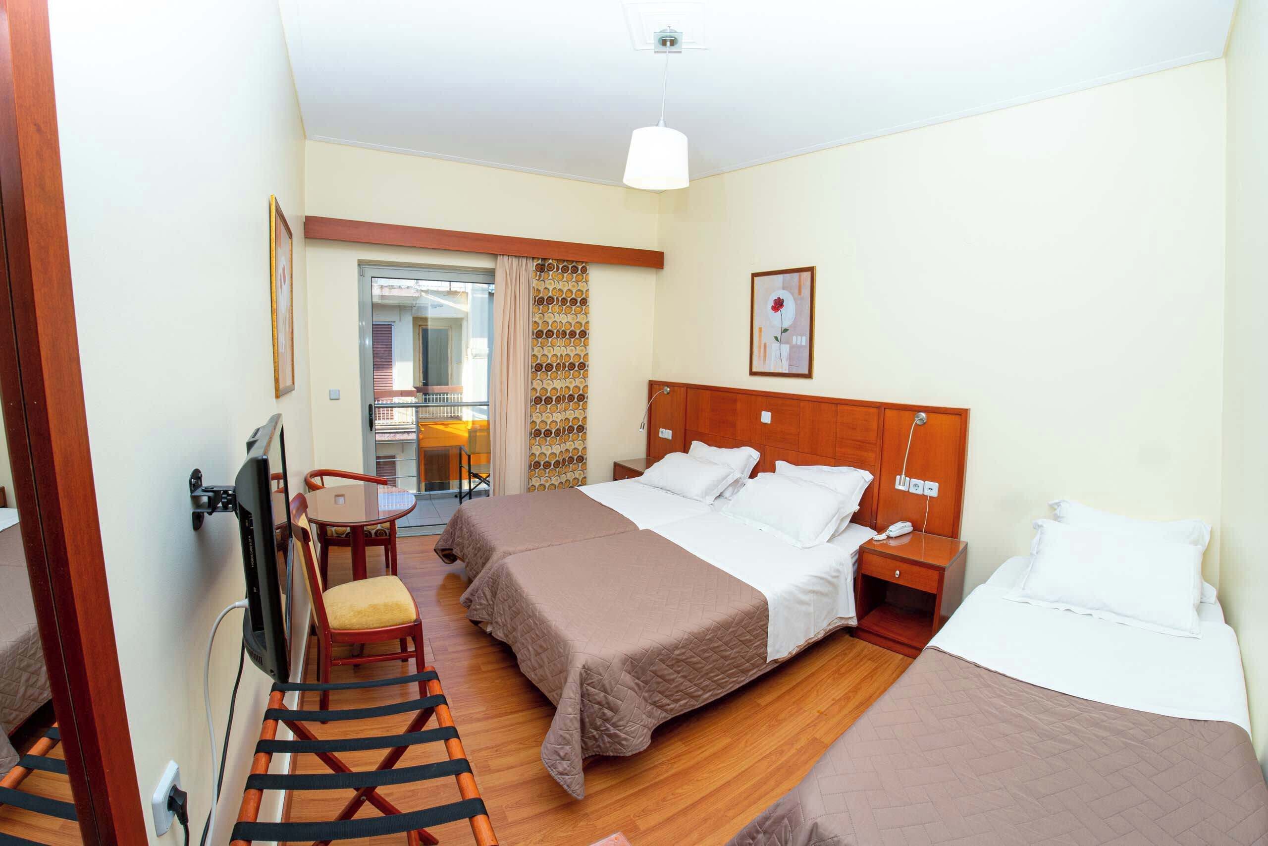 Bureau, lit parapluie, Wi-Fi, draps fournis