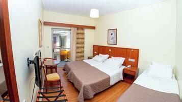 Bureau, lit parapluie, Wi-Fi, draps fournis