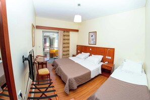 Escritorio, cuna de viaje, wifi y ropa de cama 