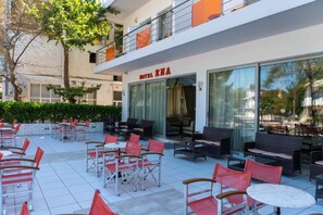 Outdoor dining - Hotel Ena - Bright Mountain View Suite with Pool (Loutra Ypatis)