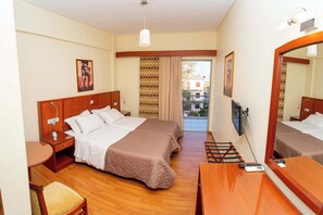 1 slaapkamer, een bureau, reisbedje, wifi
