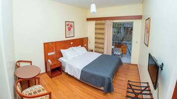 Desk, travel crib, WiFi, bed sheets