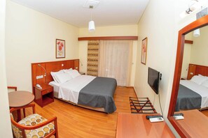 Työpöytä, vauvan matkasänky, Wi-Fi, vuodevaatteet