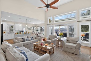 TV, stereo, offices - Beach House on River Oaks | Concerige Services (Kingsland)
