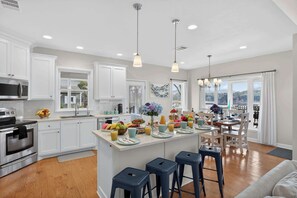 Fridge, microwave, oven, stovetop - Beach House on River Oaks | Concerige Services (Kingsland)