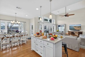 Dining - Beach House on River Oaks | Concerige Services (Kingsland)