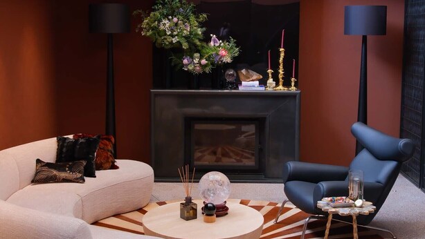 A modern living room with a sectional sofa, a round coffee table, and a fireplace. - Pudong airport W9 hotel Shanghai (Shanghai)
