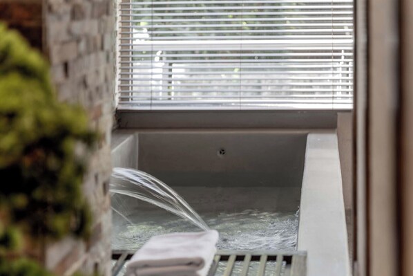 Superior Double Room, Patio | Deep-soaking bathtub - Dali Shanshuijian No.5 Courtyard Villa Garden Resort Hotel (Dali)