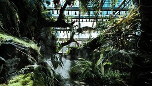 Ein üppiger Innenhofgarten mit einem kleinen Teich, dichtem Grünwerk und einer Glasdecke, die natürliches Licht hereinlässt.