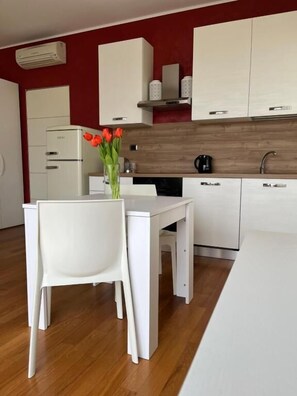 Apartamento, balcón, vistas al jardín | Cocina privada