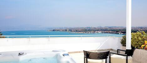 Apartment, Hot Tub, Lake View | Outdoor spa tub