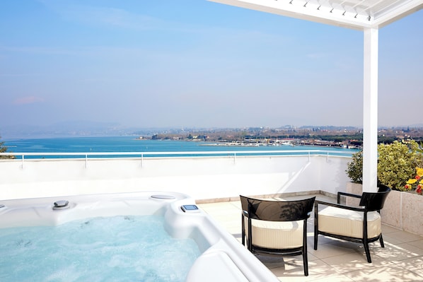 Apartment, Hot Tub, Lake View | Outdoor spa tub