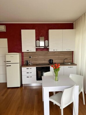 Apartamento, balcón, vistas al jardín | Cocina privada