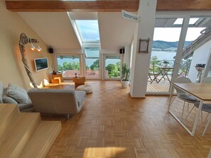 TV - SeeLounge-Apartment.com: Oasis of Well-being with Stunning Lake View (Bodman-Ludwigshafen)