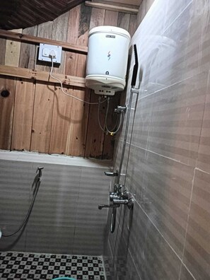 平房 | 浴室 | 淋浴設備、肥皂、洗髮精