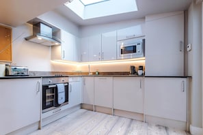 Réfrigérateur, four à micro-ondes, un four, surface de cuisson