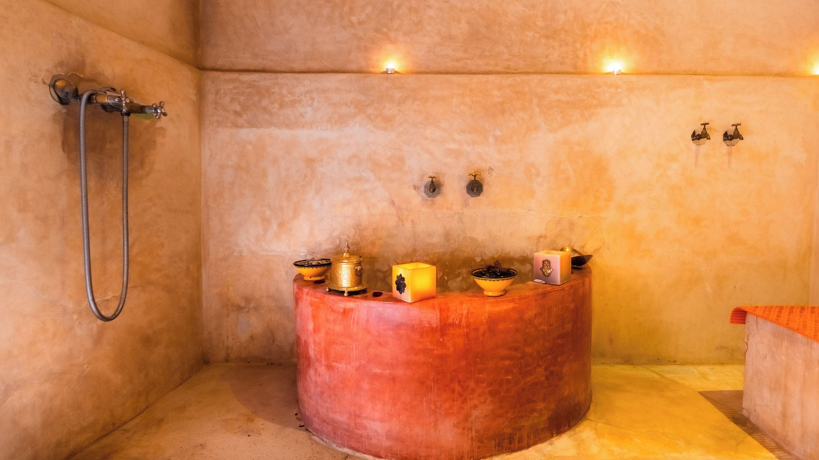 Une salle de bain équipée d’une baignoire, d’une douche et d’un lavabo, ainsi que de divers produits de toilette.