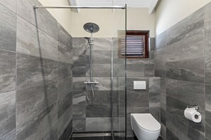 Shower, hair dryer, towels, soap - A beautiful villa near the beach, with a beautiful view (Willemstad)