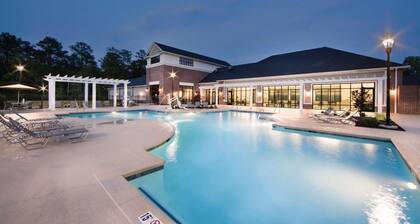 Colonial Comfort: 3BR Lock-Off Villa with Fireplace & Full Kitchen