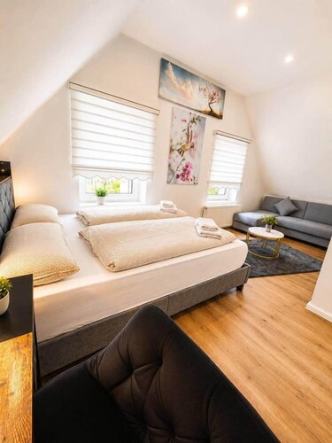 Zimmer mit 160 cm Bett + Schlafcouch & Workplace